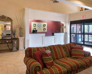 Area lounge atau bar di Comfort Suites Texarkana Texas