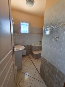 a bathroom with a shower and a sink at Chambre double lumineuse in Millas