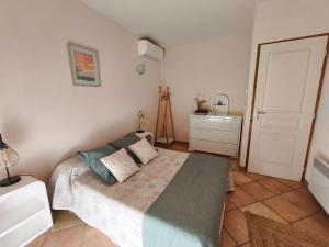 a bedroom with a bed with pillows and a sink at Chambre double lumineuse in Millas