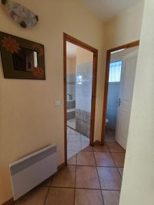 a bathroom with a walk in shower and a mirror at Chambre double lumineuse in Millas