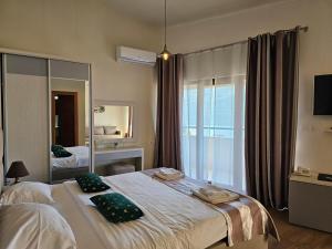 ein Schlafzimmer mit zwei Betten und einem großen Fenster in der Unterkunft Hotel Olimpija plus in Herceg-Novi