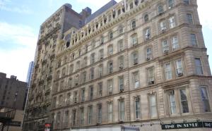 un gran edificio en la esquina de una calle en Studio Plus - Cozy Apartments en Nueva York