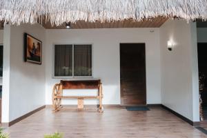 a room with a bench and a window at Meg's Resort in Andoon