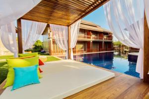 Bazén v ubytování The Chaya Resort and Spa nebo v jeho okolí