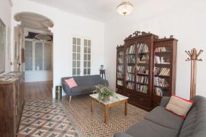 - un salon avec un canapé et une table dans l'établissement Cal Comabella, à Balaguer