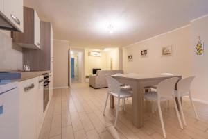 a kitchen and dining room with a table and chairs at Al Lago da Lilly in Gargnano
