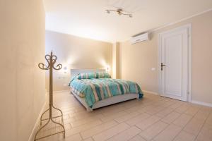 a bedroom with a bed and a tiled floor at Al Lago da Lilly in Gargnano