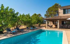 a swimming pool with chairs and a house at Moscari in Moscari