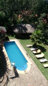 Villa -Guesthousejane & Apartments في نيفاشا: مسبح في ساحة مع كراسي جلوس