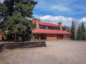 un gran edificio de ladrillo con techo rojo en Arrowhead Mountain Lodge, en Cimarron