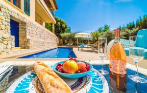 ein Tisch mit einer Schale Obst und einer Flasche Wein in der Unterkunft Mofares in Calvià