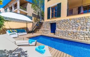 eine Villa mit Swimmingpool und einem Haus in der Unterkunft Mofares in Calvià