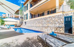 ein Haus mit Swimmingpool neben einem Gebäude in der Unterkunft Mofares in Calvià