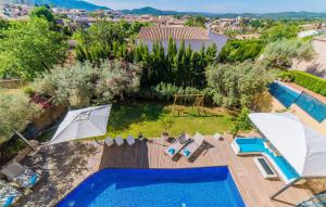Luftaufnahme eines Hinterhofs mit Swimmingpool in der Unterkunft Mofares in Calvià + 44 Fotos