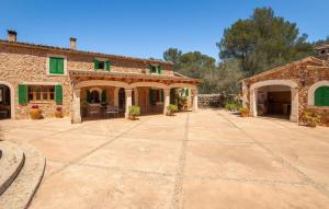 an empty courtyard in front of a stone house at Es Campets in Sencelles