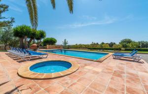 a swimming pool with lounge chairs and a swimming poolvisor at Bosco in Sa Coma
