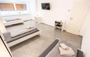 a bedroom with two beds and a mirror at BEGE APARTMENTS DowntownFlat in Niederdorla