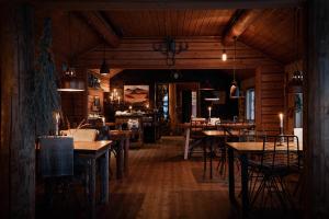 a restaurant with tables and chairs in a room at Skoogs Logi - Rum in Funäsdalen