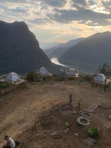 a group of tents sitting on top of a mountain at Papae viewpoint with camping in Ban Ngoy-Nua