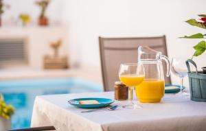 a table with a glass of orange juice and a drink at Foners Mallorquins in Muro