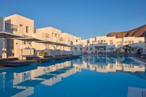 vista su una piscina del resort con edifici bianchi di Aqua Blue Beach Hotel a Perissa