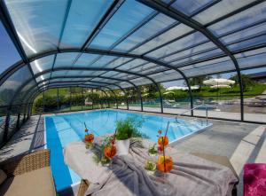 an overhead view of a swimming pool with a glass roof at Panorama Hotel Leidingerhof in Mondsee