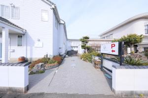 a street with a parking sign in front of a house at GATE80伊勢志摩 無人宿 完全セルフ 予約メッセージ欄確認要す スマートロック 暗証番号チェックイン 素泊まり専門 アメニティ持参で格安滞在 セコム24h監視 駐車場7台 in Shima +21 photos