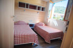 מיטה או מיטות בחדר ב-Camping Base de Loisirs du Lac de la Moselotte