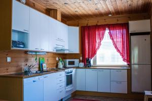 Kitchen o kitchenette sa Ounasvaara Sport Cottages