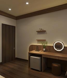 a waiting room with a desk and a mirror at Voi Meo Vac Hostel & Breakfast in Mèo Vạc +89 photos