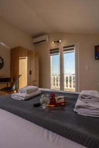 una camera da letto con un grande letto e una grande finestra di Olive Waves apartments a Néa Péramos