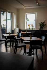 a dining room with tables and chairs and windows at Hotel M24 - Alle Zimmer mit Küchenzeile & Self-CheckIn in Vechta