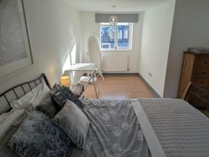 a bedroom with a bed and a dining room with a table at Romeo's Retreat in Stratford-upon-Avon +9 photos