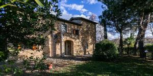 an old stone house with a door in a yard at Le Scope 5* in Villa