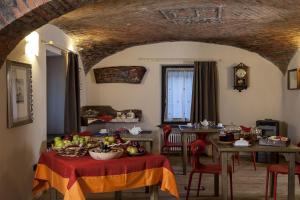 a dining room with a table with fruit on it at La Pietra Felice in Introd