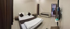 a bedroom with a bed in a room at Mannat Bungalow in Amrāvati