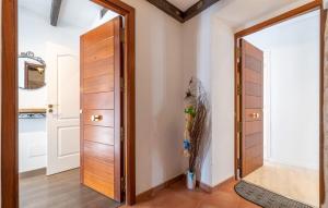 a hallway with a door and a mirror at Duplex Can Roses in Moscari