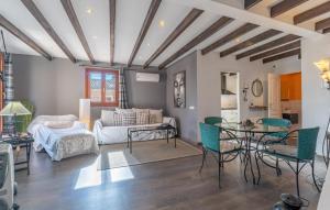 a living room with a table and chairs at Duplex Can Roses in Moscari