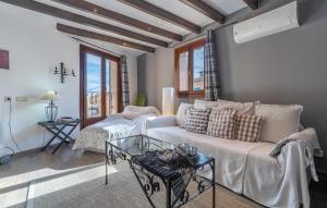 a living room with a couch and a table at Duplex Can Roses in Moscari