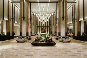 a large lobby with chairs and a large chandelier at Chiang Mai Marriott Hotel in Chiang Mai