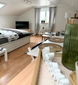 a bedroom with a bed and a living room at Refugium by Zirwick Apartment in Weiherhammer