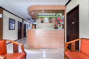 a waiting room with two chairs and a counter at RedDoorz Syariah near Pasar Pagi Samarinda in Samarinda