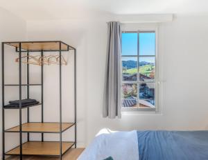 a bedroom with a bed and a window at Central City Apartment 2 with Mountain View in Zweisimmen