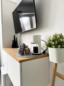 a kitchen counter with a coffee maker and a plant at Solo by Zirwick Apartment in Weiherhammer