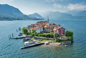 a small island in the middle of a large body of water at Appartamento il Porto in Baveno