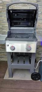 a grill sitting on top of a table at Jacuzzi 38C Sauna Privé - Climatisation in Furdenheim
