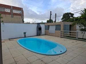 a large blue tub sitting on top of a patio at Suíte Tranquila em Ambiente Familiar em Antares in Maceió