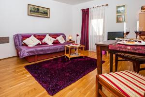 Μια τηλεόραση ή/και κέντρο ψυχαγωγίας στο Apartment Main Street Carera