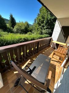 a pair of chairs and a table on a balcony at Gemütliche Ferienwohnung mit Blick ins Grüne in Zwiesel
