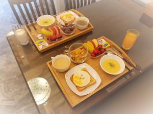 a breakfast tray with eggs and fruit on a table at 나들한옥 한옥스테이 in Gyeongju